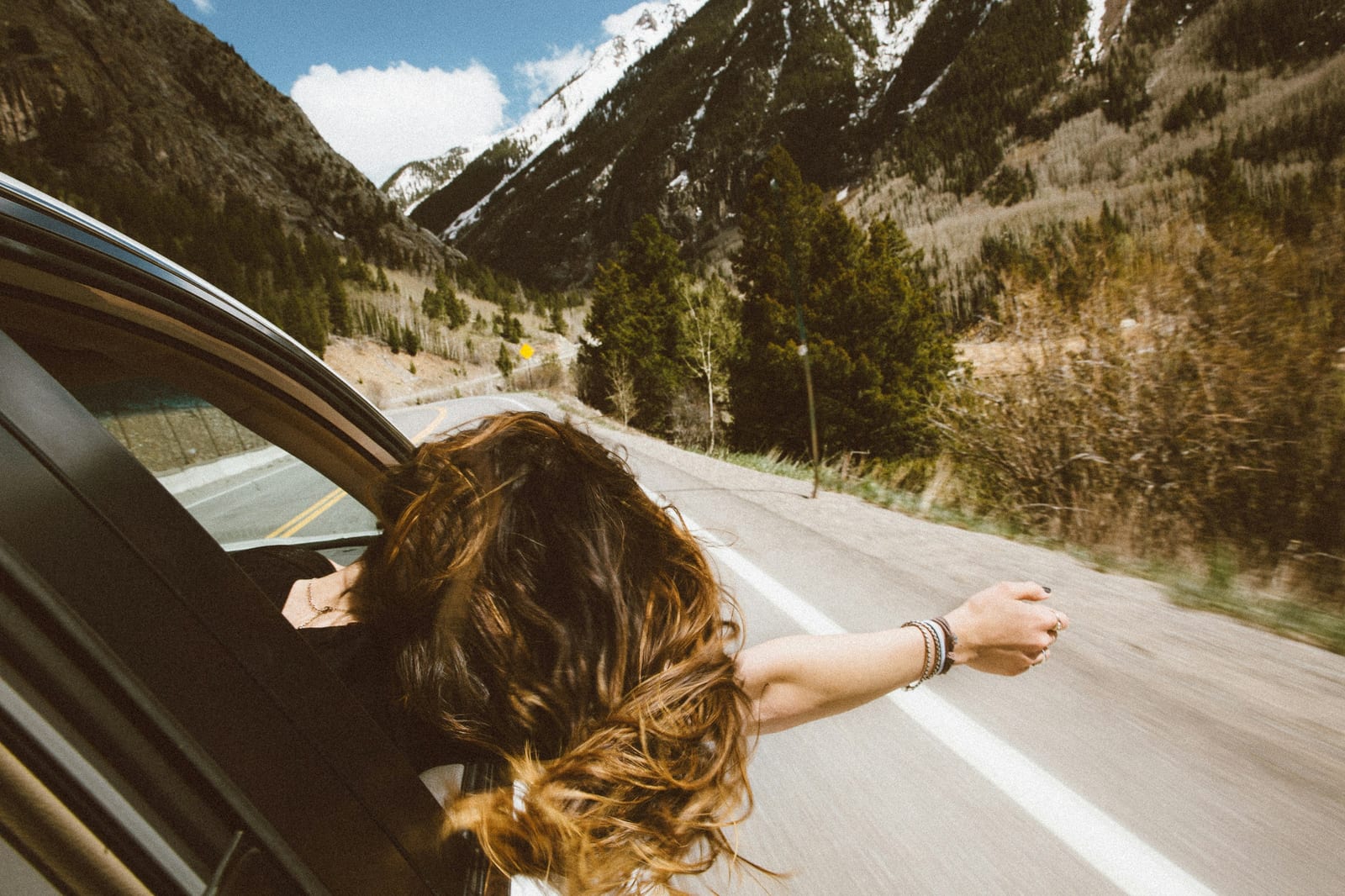 Gran turismo su una strada di montagna trentina